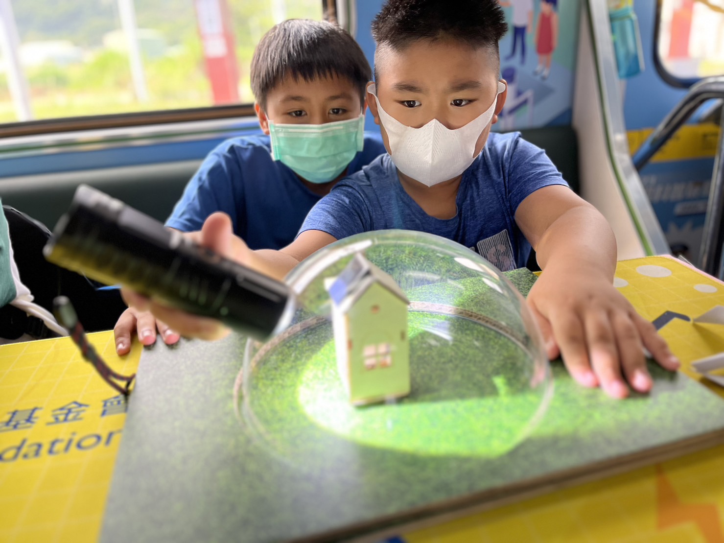 ng28南宫相信品牌力量參與基礎科學主題車廂，以STEAM教學精神，設計「逐日科學家」、「太陽能工程師」以及「淨零建築師」三大能源科普課程和實驗